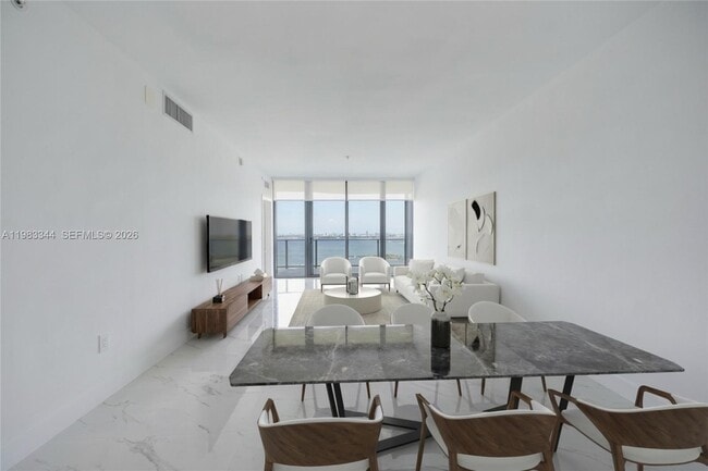 Building Photo - 700 NE 24th St