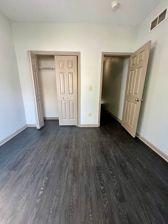 Building Photo - Stunning 6-Bedroom Townhome Steps Away from Temple! Available NOW! RENT SPECIAL - One Month FREE ...