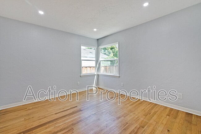 Building Photo - 152 S Bayview Ave