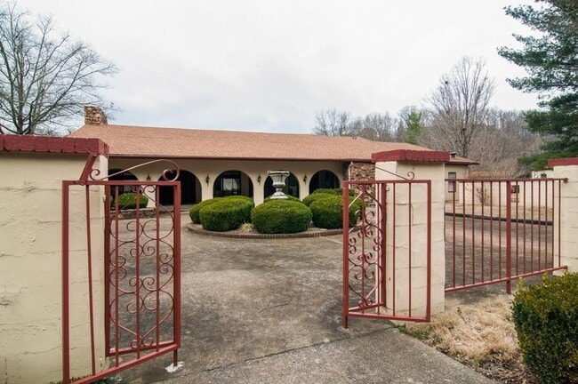 Building Photo - Awesome 1.5-bath condo in Bellevue featuring a private patio overlooking expansive green space.