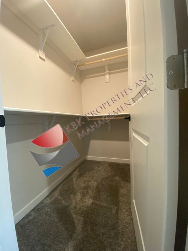 Building Photo - MDL-909 Douglas