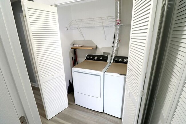 Building Photo - Newly renovated first floor condo! 2 bedrooms