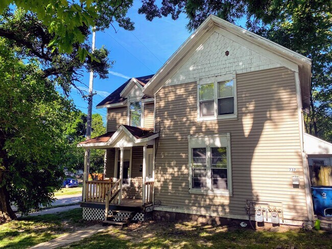 Primary Photo - 735-737 College NE