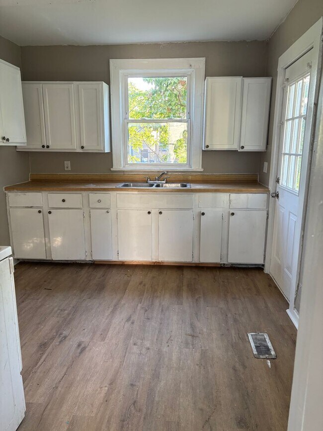 Building Photo - SECTION 8 & EDEN Accepted!! Newly Renovate...