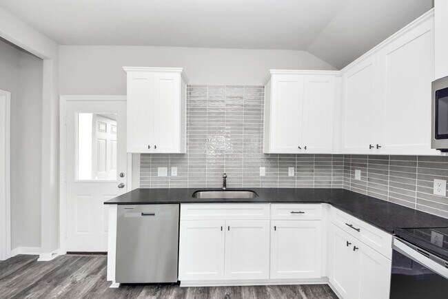 Building Photo - 688 Swallow Dr