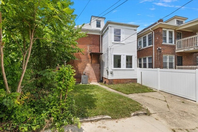Building Photo - 2477 Hazelwood St