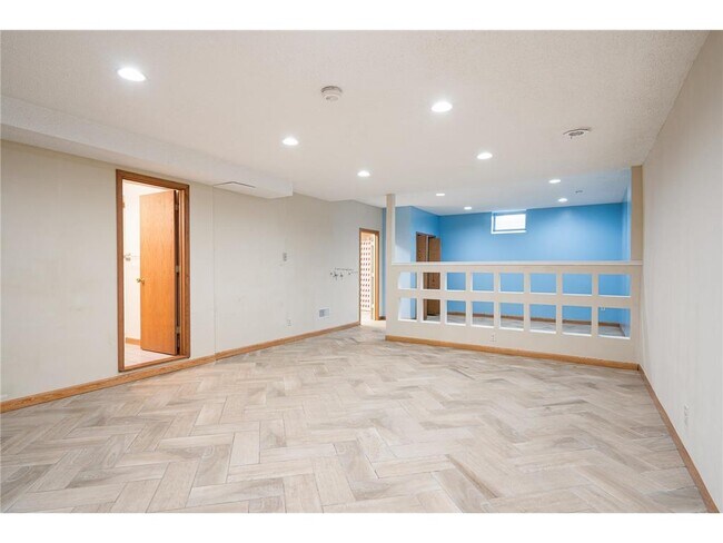 Building Photo - 3620 Saratoga Ln N