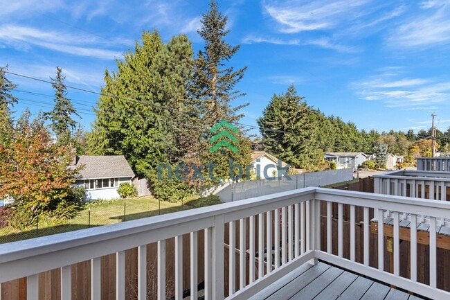 Building Photo - "Spacious 3-Bedroom Luxury Townhouse in Everett with 3 Full Baths"