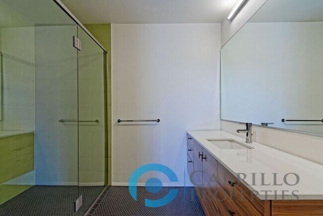 Building Photo - 2870 Fourth Ave