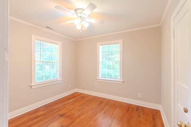 Building Photo - Fantastic 2 Bed, 1 Bath. Walk to MTSU! Uti...