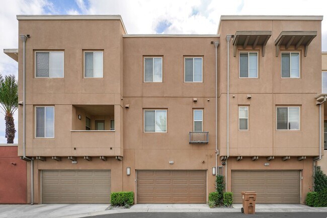 Building Photo - Spacious 4 Bedroom TownHome in Garden Grove!