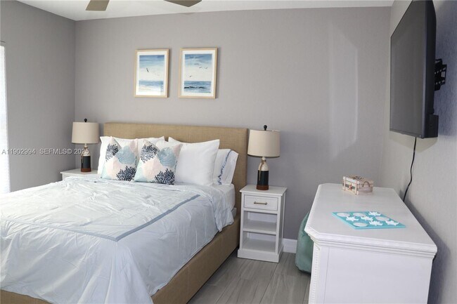 Building Photo - 4407 SW 16th Pl