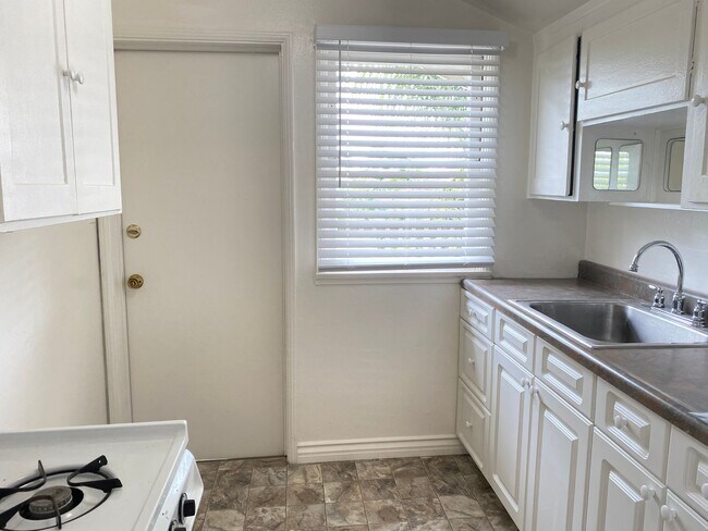 Building Photo - CHARMING Craftmans-Style Upstairs One Bedr...