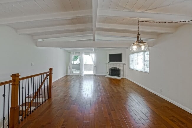 Building Photo - RECENTLY REMODELED, BRIGHT & AIRY 3BR2BA G...