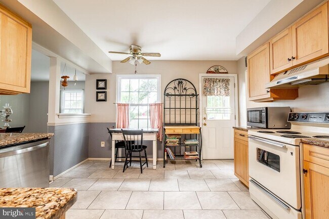 Building Photo - 10 Honey Locust Ln