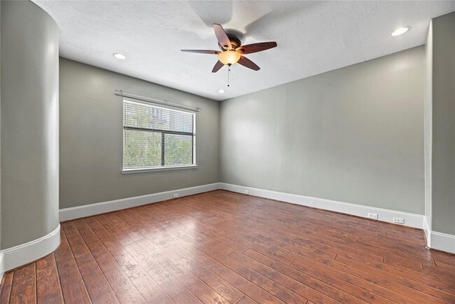Building Photo - 711 St Charles St