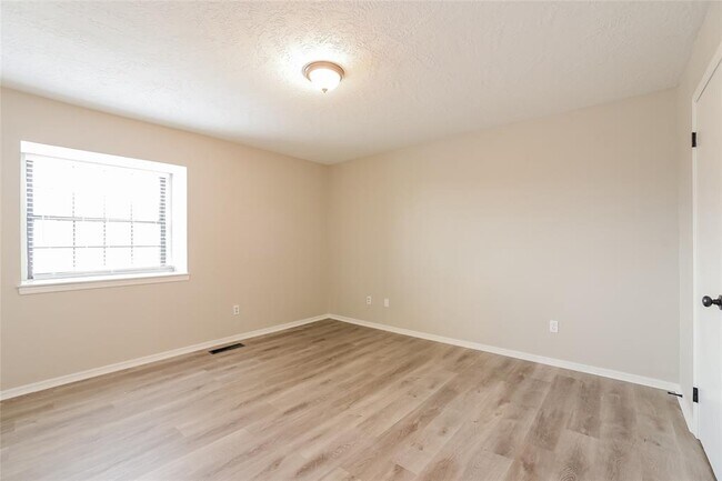 Building Photo - 1100 Fountain Gate Ct