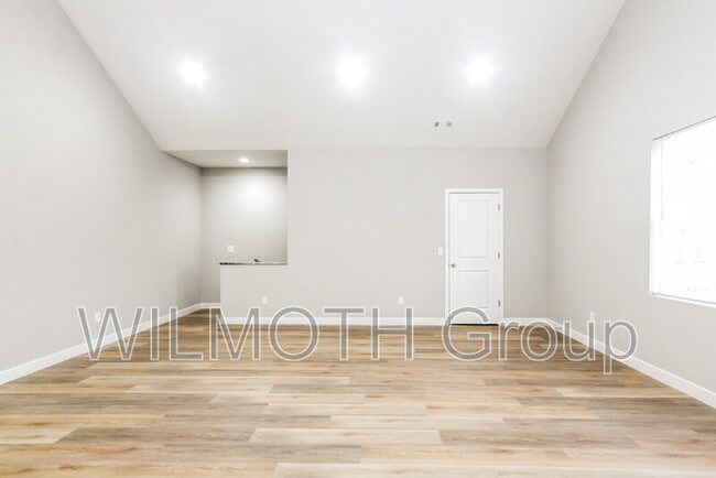 Building Photo - 929 N Beville Ave