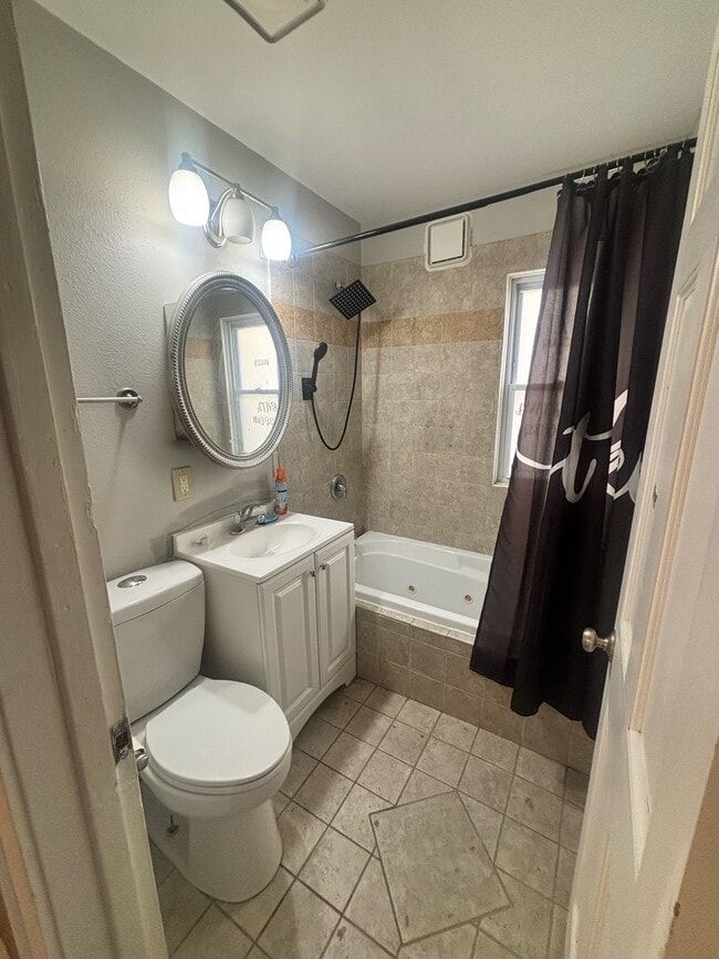 Building Photo - 1023 N Court St