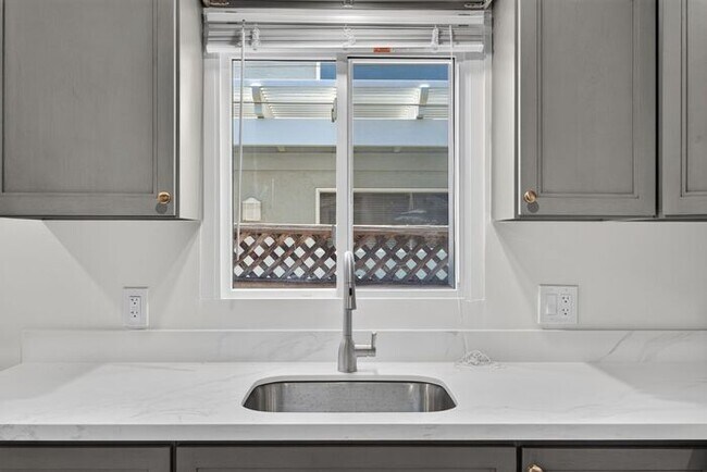 Building Photo - 2,900 /Month Beautiful 2 Bed, 1 Bath Single Story, with Garage Centrally Located in Petaluma!
