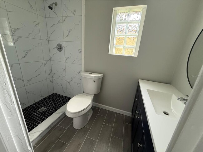 Building Photo - 421 E Warren Ave