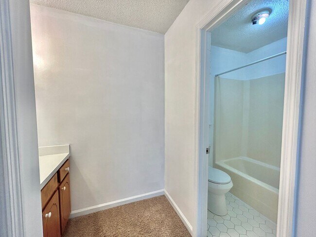 Building Photo - 10 Crescent Ln