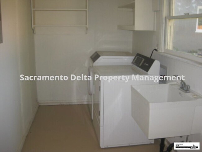 Building Photo - Wonderful 2 Bedroom Home Close to US Davis Med Center