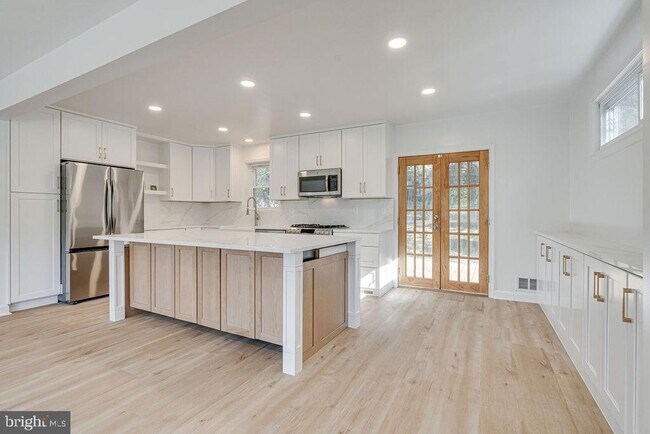 Building Photo - 869 Patrick Henry Dr