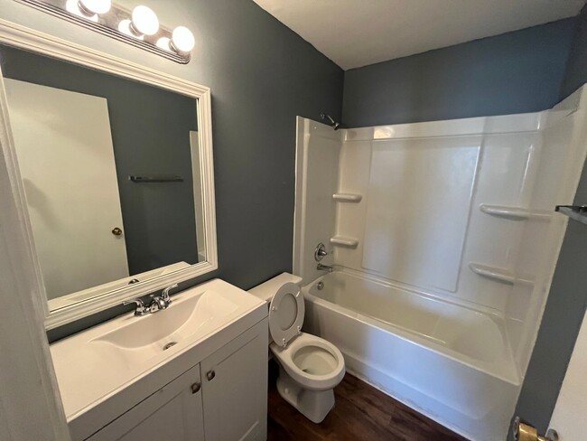 Building Photo - Charming 3 Bed, 2 Bath Home on Over an Acre!