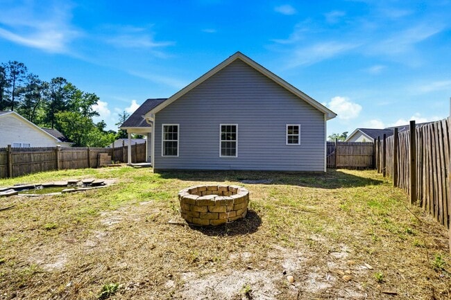 Building Photo - 215 Gardenview Ct NE