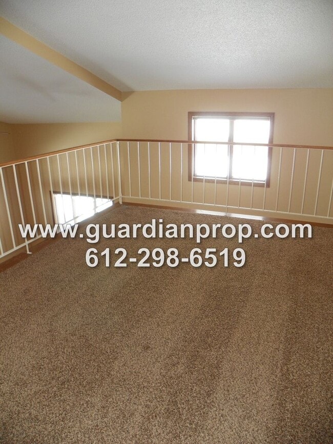Building Photo - End Unit Townhouse Available June 1st, Vaulted Ceilings, Large Patio, Loft Area