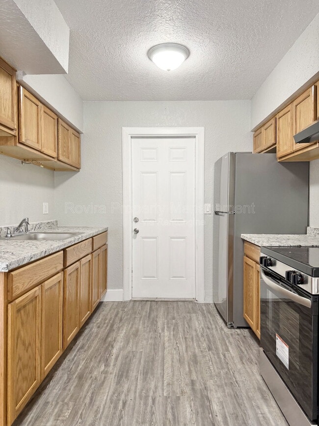 Building Photo - 2107 Bonneville Dr