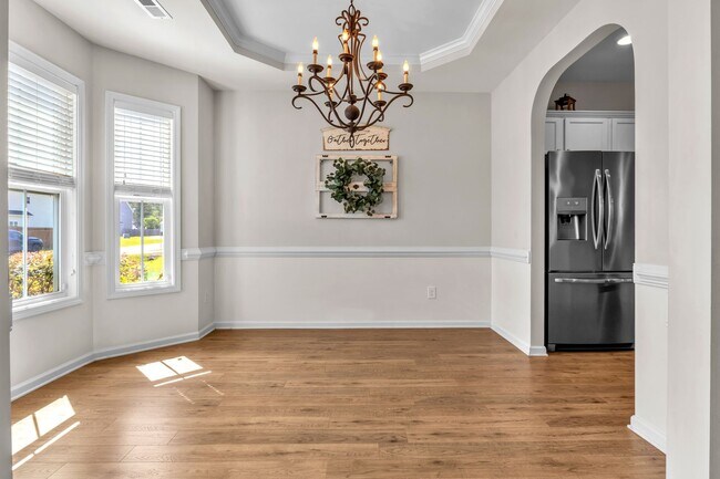 Building Photo - 4 bedroom 2.5 bathroom home close to beaches, shopping, and Marine Corps Bases.