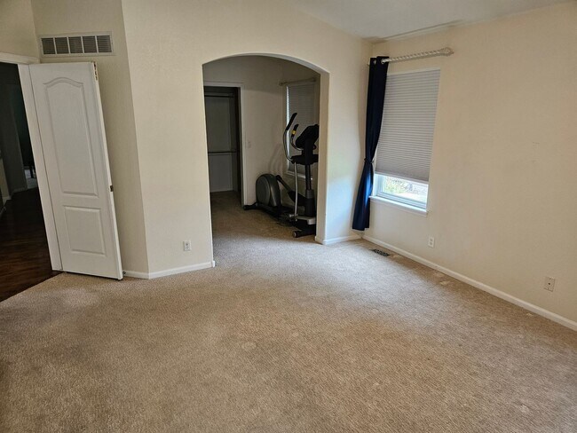Building Photo - Castle Pines Fabulous 5 Bedroom Oasis Avai...