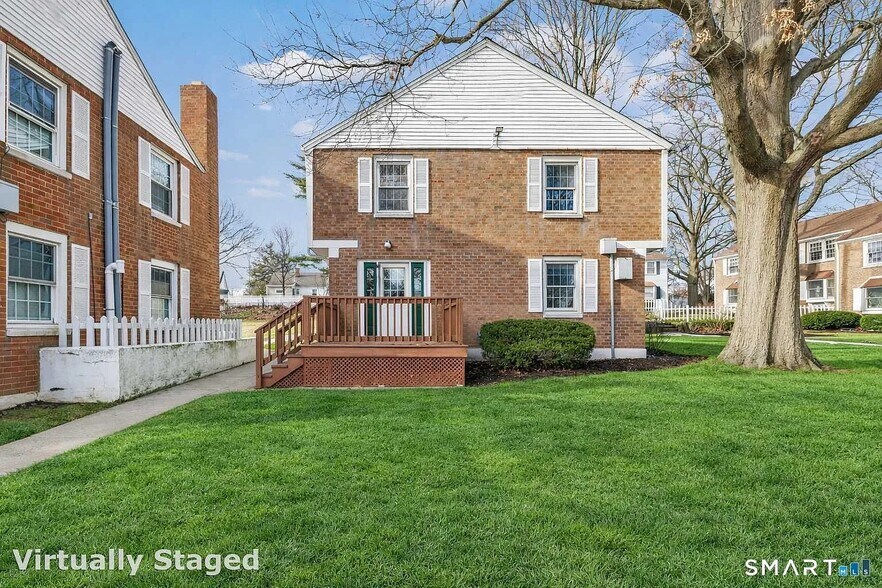 Building Photo - 240 Sunnyridge Ave