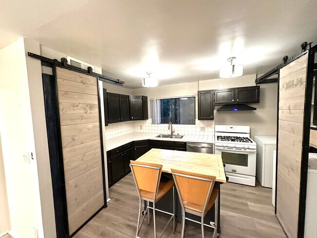 Kitchen area - 5303 Alhama Dr
