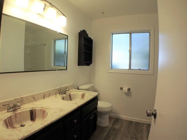 Building Photo - 708 Douglas Ln