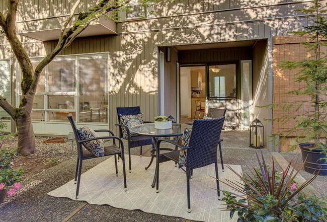 Building Photo - Downtown Bellevue 2 Bedroom 1.5 Bath 2 story Condo