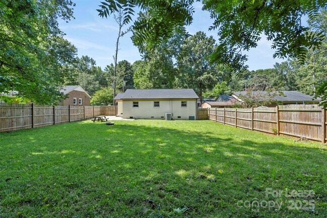 Building Photo - 2521 Dora Dr