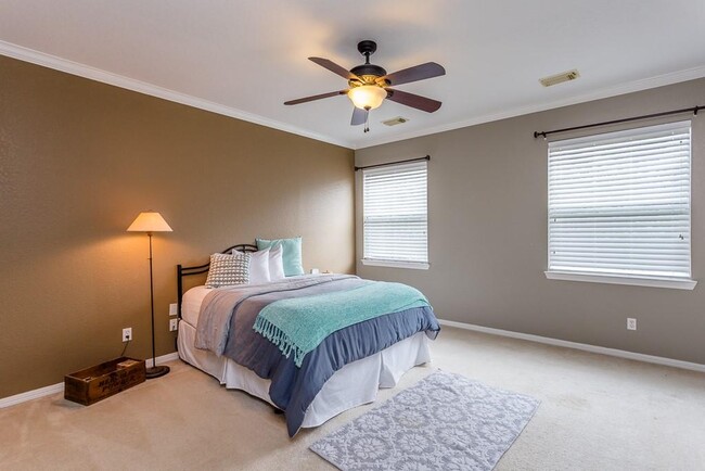 Building Photo - 15230 Ledgewood Park Dr