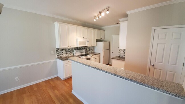 Building Photo - 3 Bedroom / 2.5 Bath in South Durham Neighborhood!