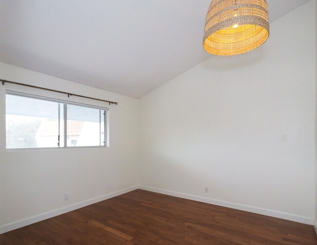 Building Photo - 239 N Juanita Ave