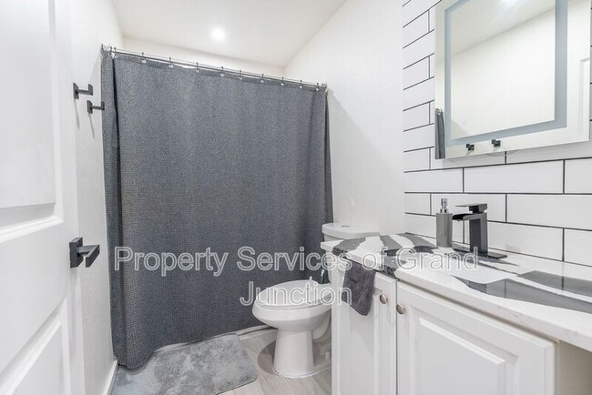 Building Photo - 3238-D 1/4 D 1/4 Rd