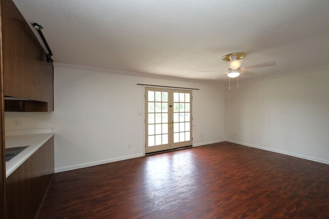 Building Photo - 910 Maplewood Dr
