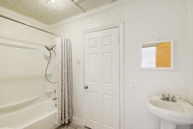 Building Photo - 505 Lbj Dr