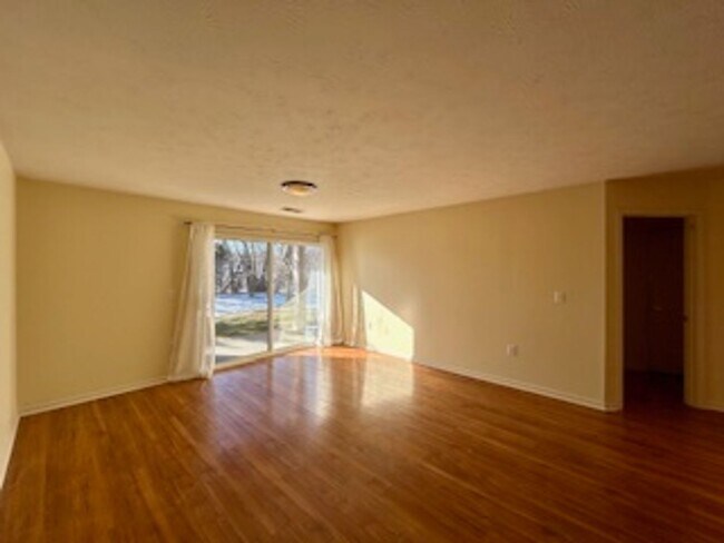 Building Photo - Great 2 Bedroom 2 Bathroom condo on the ea...