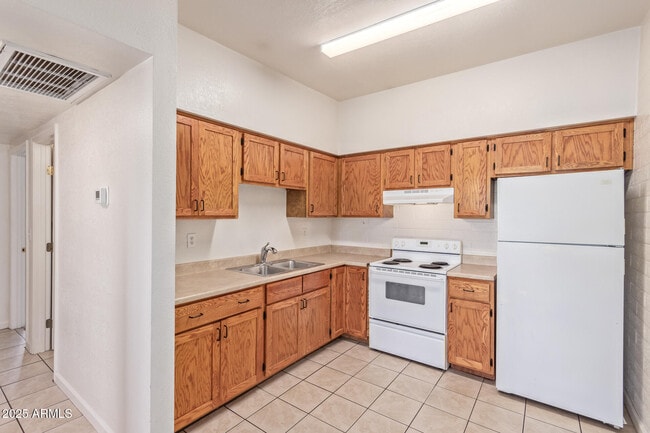 Building Photo - 1343 W 3rd St