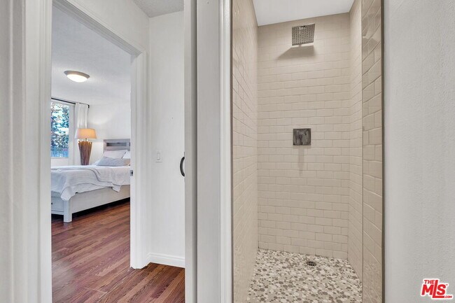 Building Photo - 100 S Doheny Dr