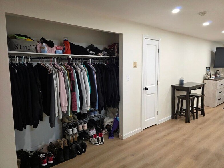 Building Photo - 5 Lancelot, 5