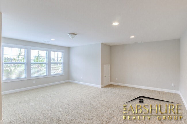 Building Photo - 4240 Vallonia Dr